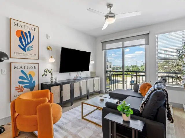 Stunning Urban Retreat- Close To Domain & Stadium!