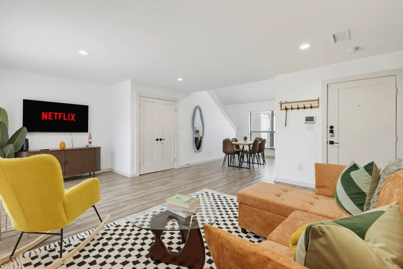 Sleeps 5 ~ Near American Airlines Center + the Medical District + Downtown/Uptown