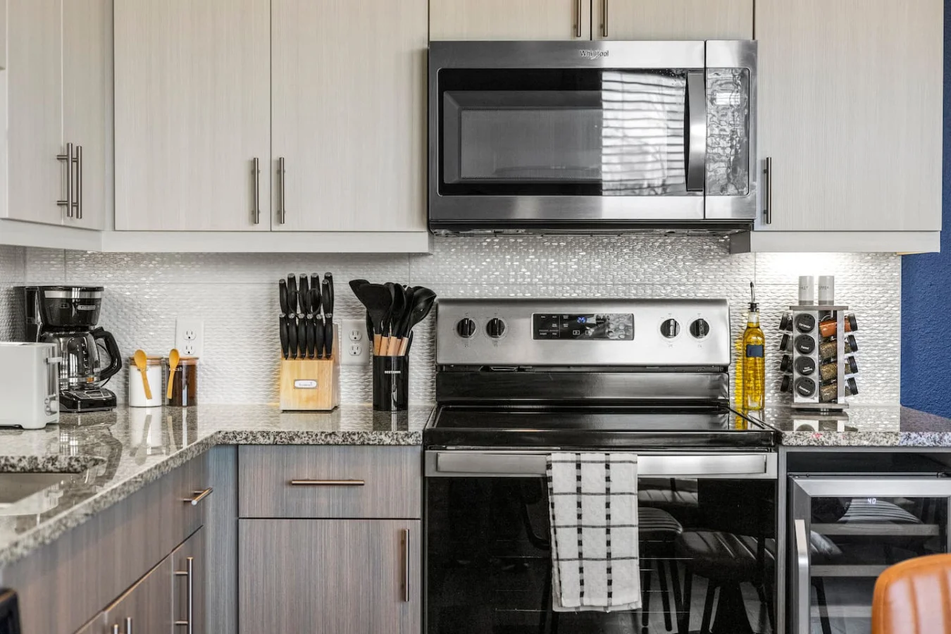You’ll love the convenience of this fully equipped kitchen, where you can brew coffee, cook meals, or prepare snacks. The cozy layout and warm ambiance make cooking here a delightful part of your stay.