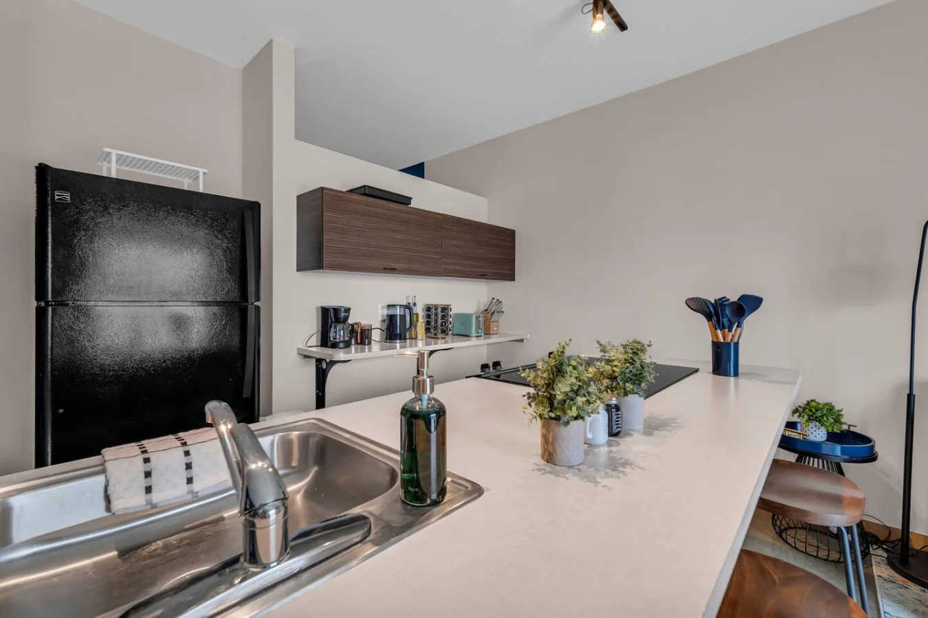 The kitchen’s open layout allows you to move freely as you prepare meals, with everything you need at your fingertips.