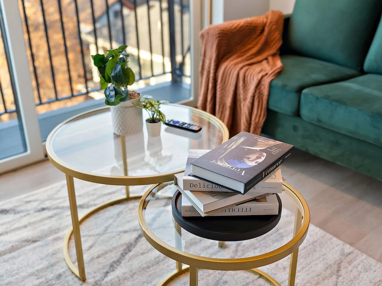 You feel a sense of peace as you step into the living room , with its inviting decor and soothing tones.
