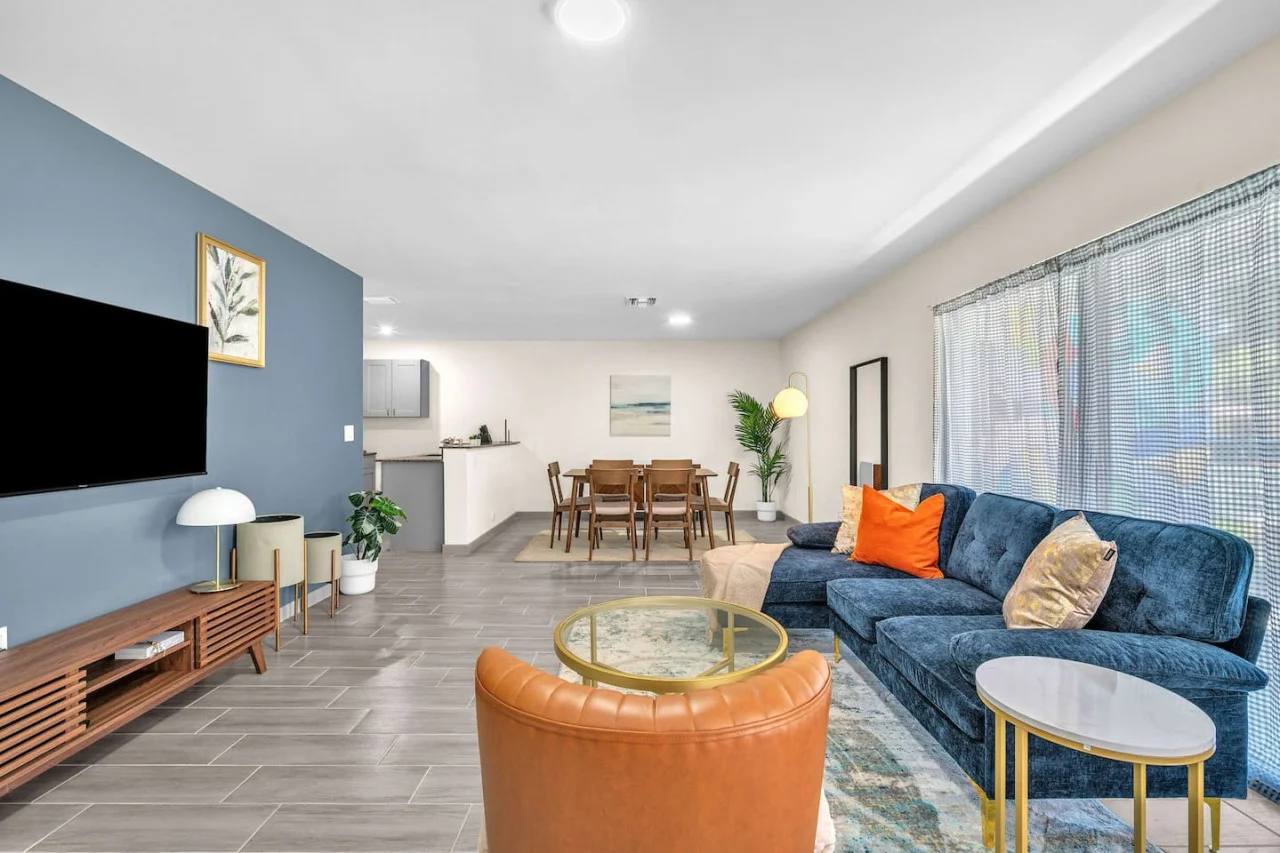 An open-concept area featuring a modern furnishings, and a stylish entertainment setup—ideal for gatherings and relaxation.