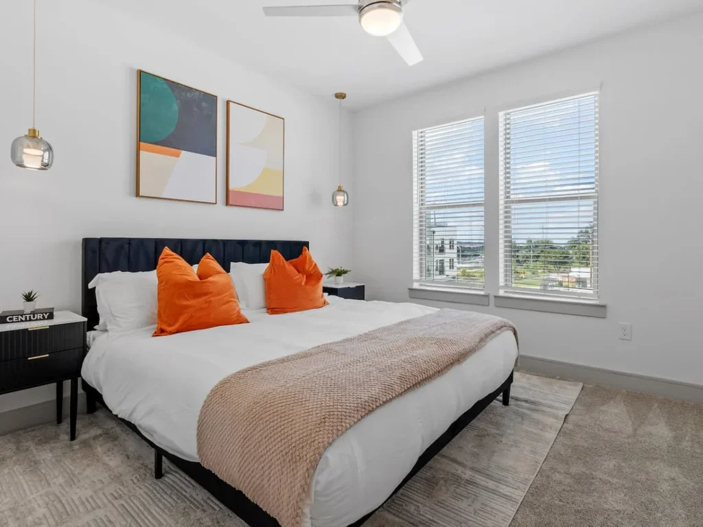 Luxury King 1BD suite w Pool/Gym/Office & Parking