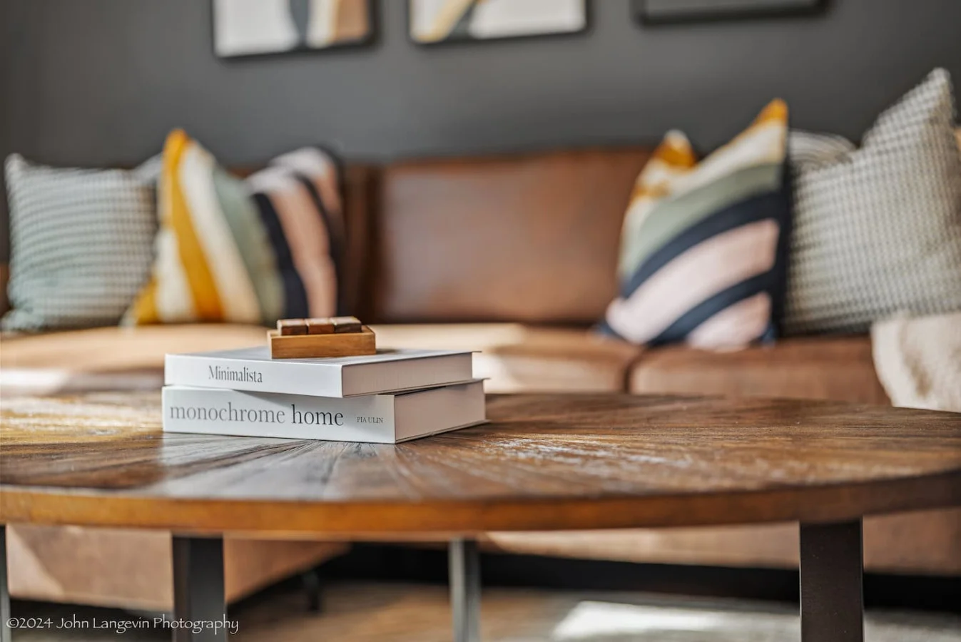 The living room’s cozy vibe makes it the perfect spot to relax, with ample seating and a warm ambiance.