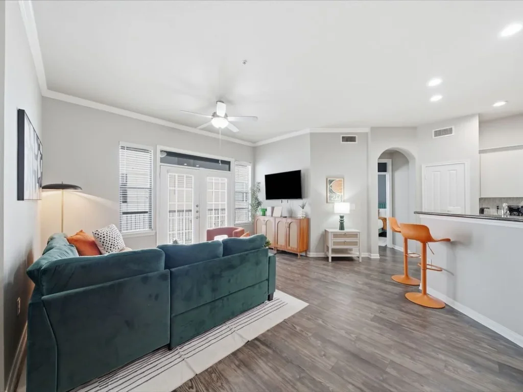 Modern 2BR Apartment with Pool, Gym & Free Parking