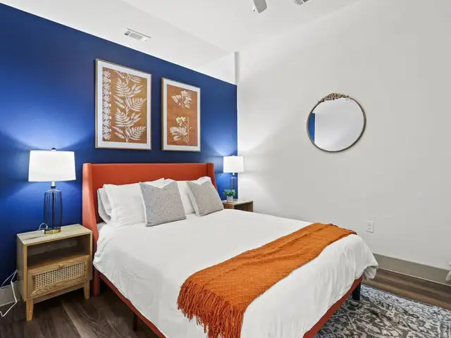 1 Bed Apt with Free Parking!