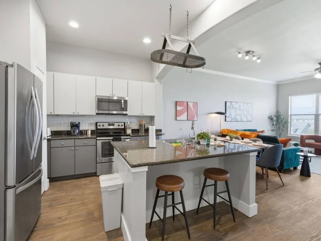 Sleeps 3 | Downtown & Sport Stadiums Nearby | Pool + Gym + Free Parking