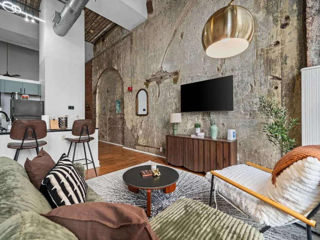 Chic loft w/ gym & rooftop firepit near downtown