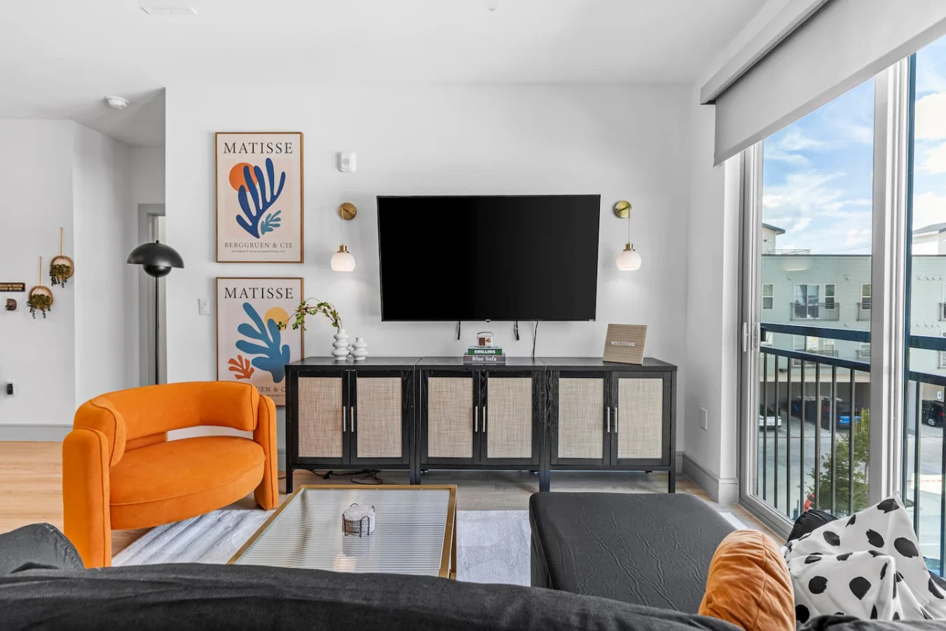 The perfect spot to relax: sink into the sofa and catch up on shows after a long day.