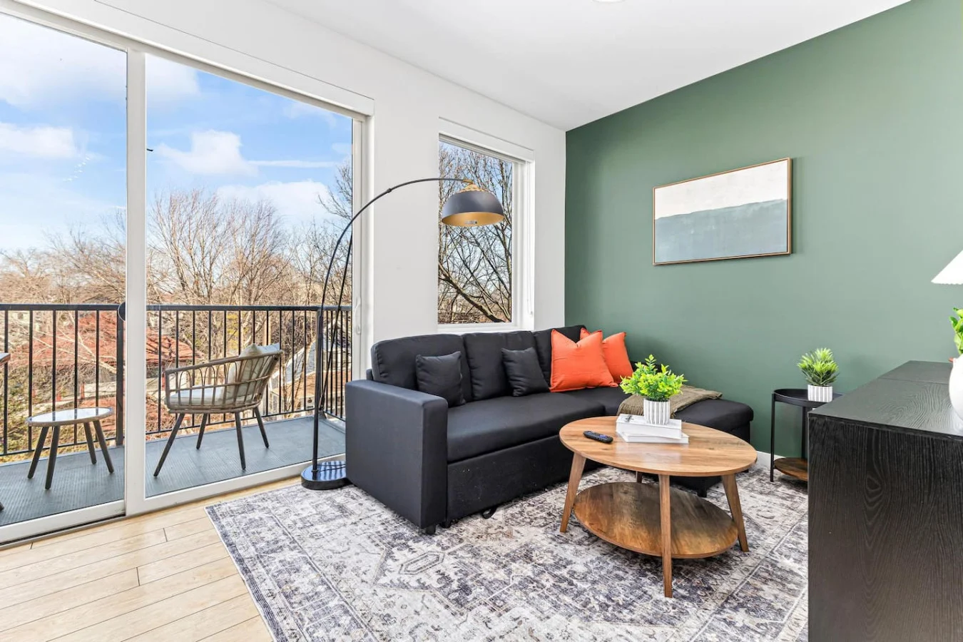 Stylish 1BD 1BA Condo w Patio, Free Wi-fi & Gym
