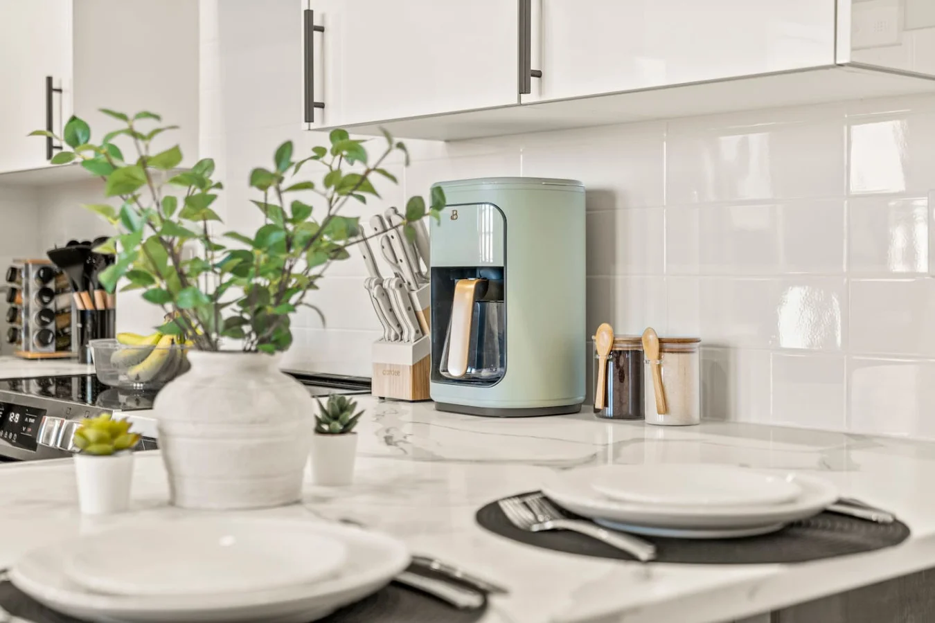 The kitchen’s open layout allows you to move freely as you prepare meals, with everything you need at your fingertips.