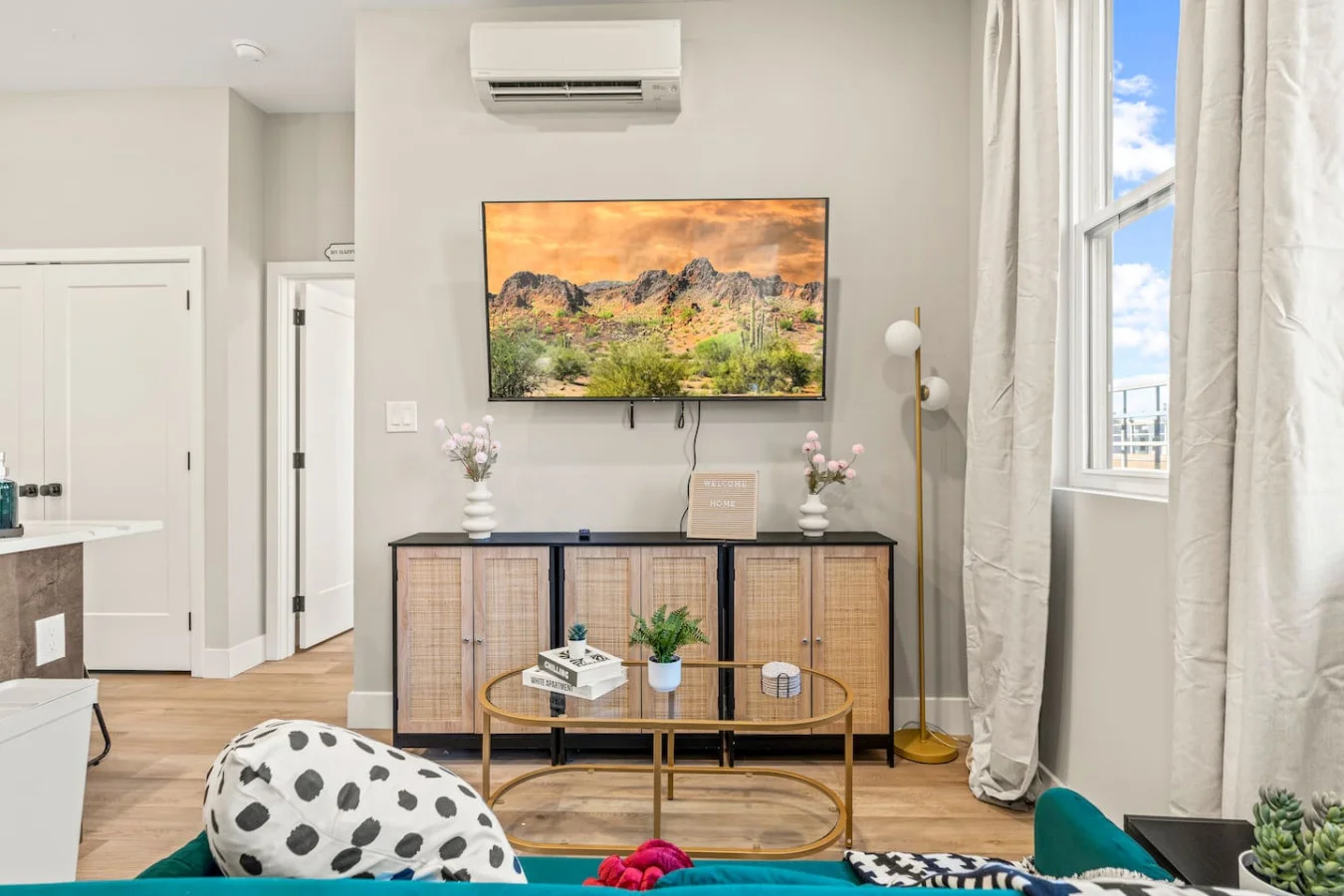 The living room invite you to relax and unwind, with a layout designed to maximize comfort and tranquility.
