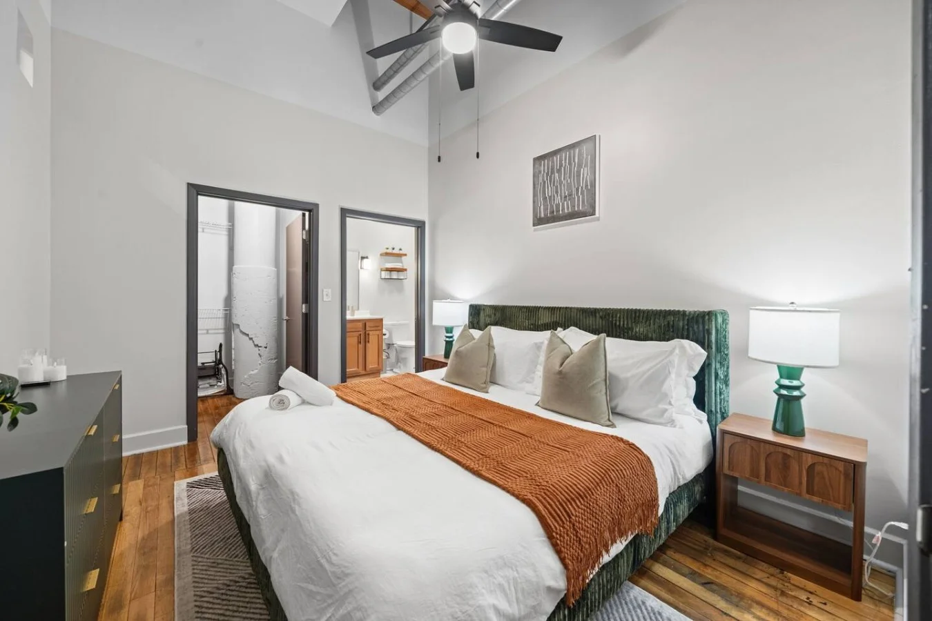 King-size comfort alongside your own ensuite and walk-in closet