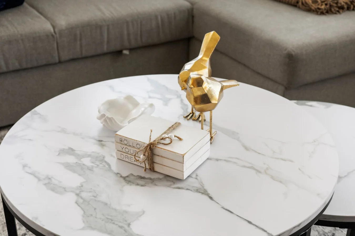 The living room invite you to relax and unwind, with a layout designed to maximize comfort and tranquility.