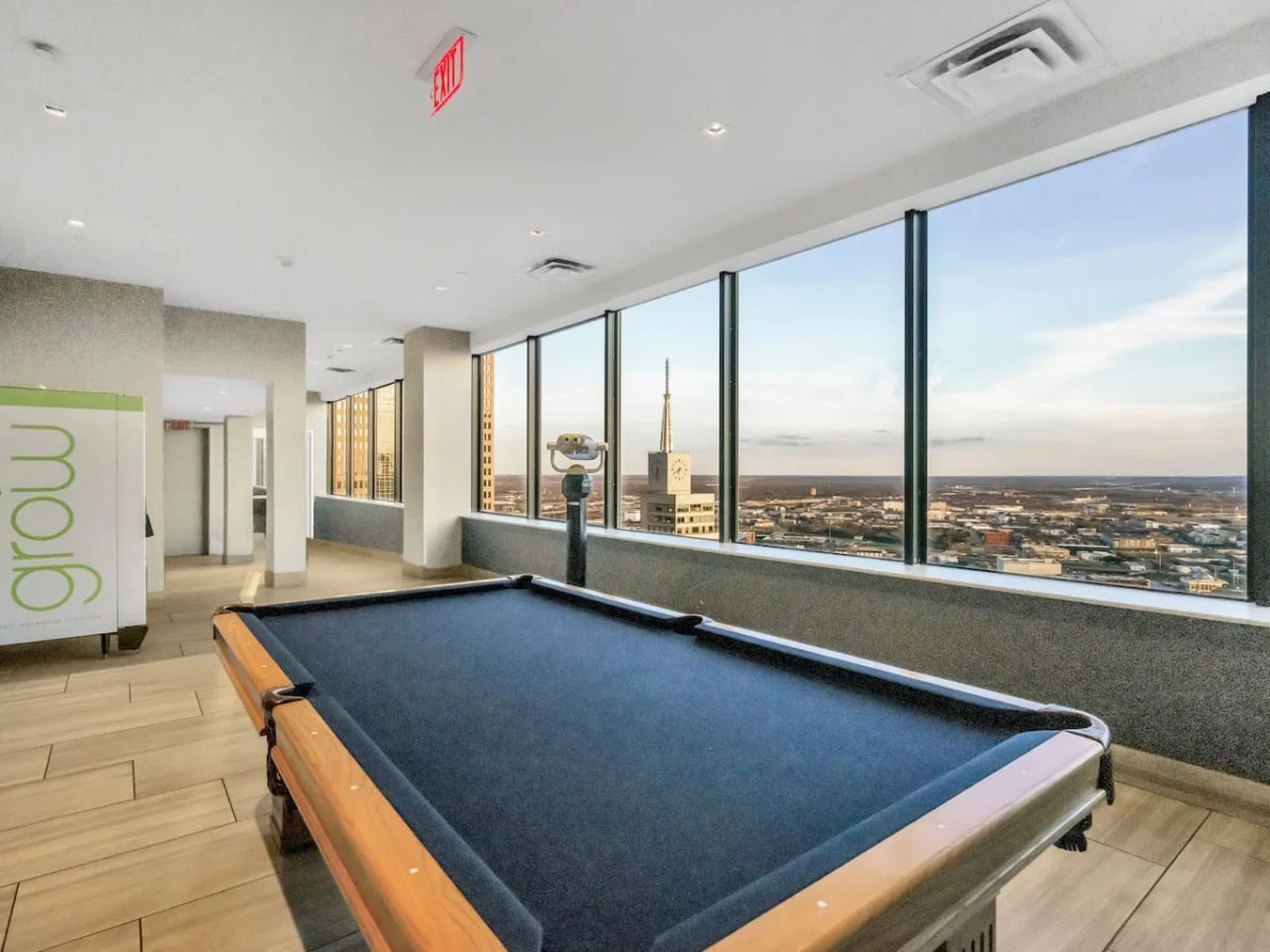 Spacious gaming room