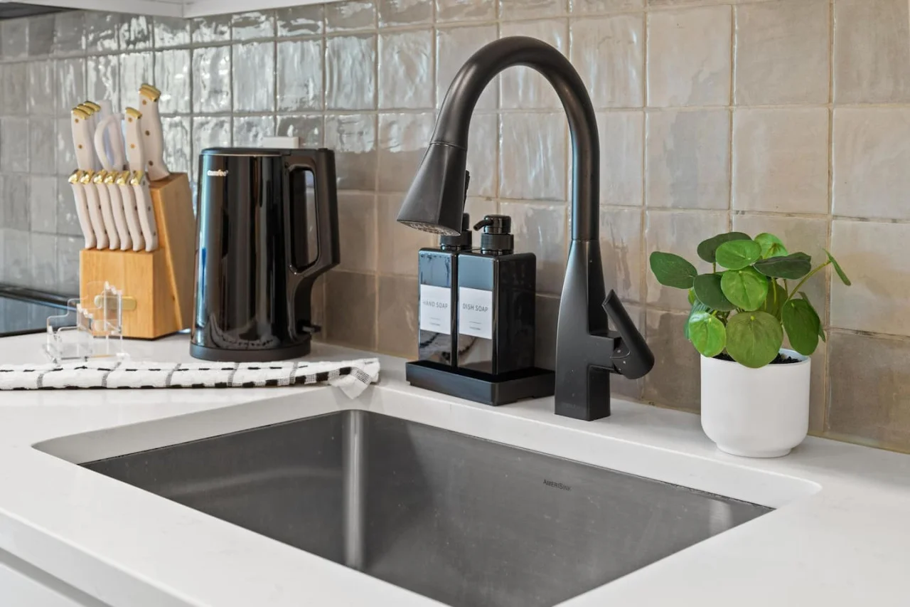 Kitchen sink - Kettle - Knife block - Towel - Soap dispenser.