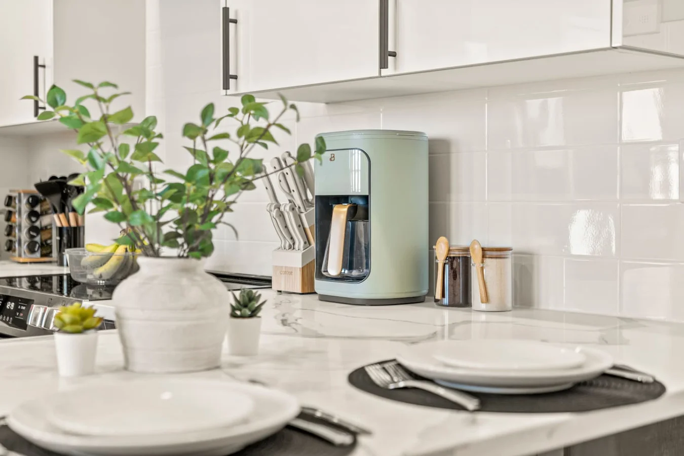 The kitchen’s open layout allows you to move freely as you prepare meals, with everything you need at your fingertips.