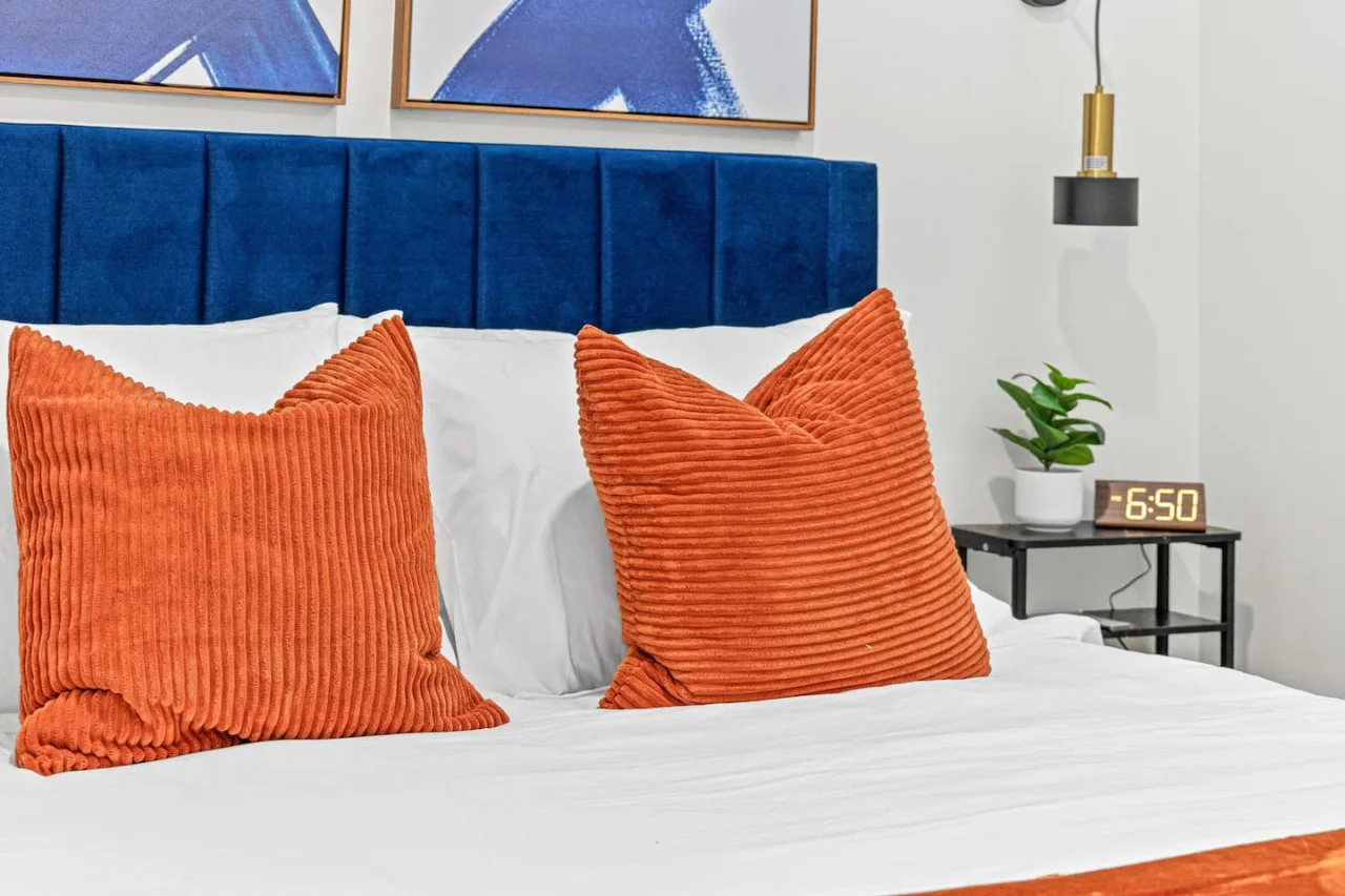 Comfortable Queen size bed w/ cozy Linen & pillows - Alarm clock - Side tables - Throw blanket