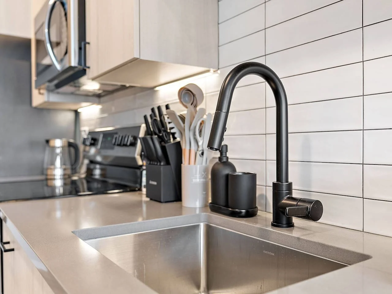 The kitchen’s open layout allows you to move freely as you prepare meals, with everything you need at your fingertips.