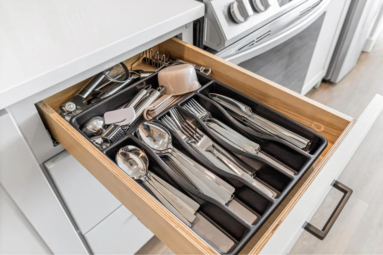 The kitchen’s open layout allows you to move freely as you prepare meals, with everything you need at your fingertips.