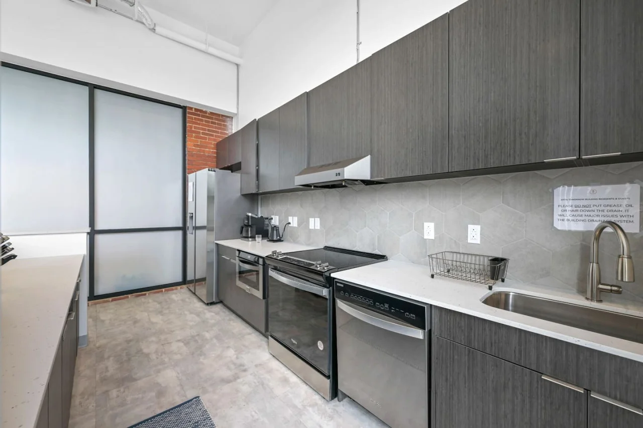 You’ll love the convenience of this fully equipped kitchen, where you can brew coffee, cook meals, or prepare snacks. The cozy layout and warm ambiance make cooking here a delightful part of your stay.