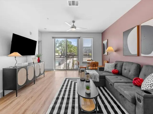 1Br/1BA Luxury Retreat Pool+Gym Mins to Stadium