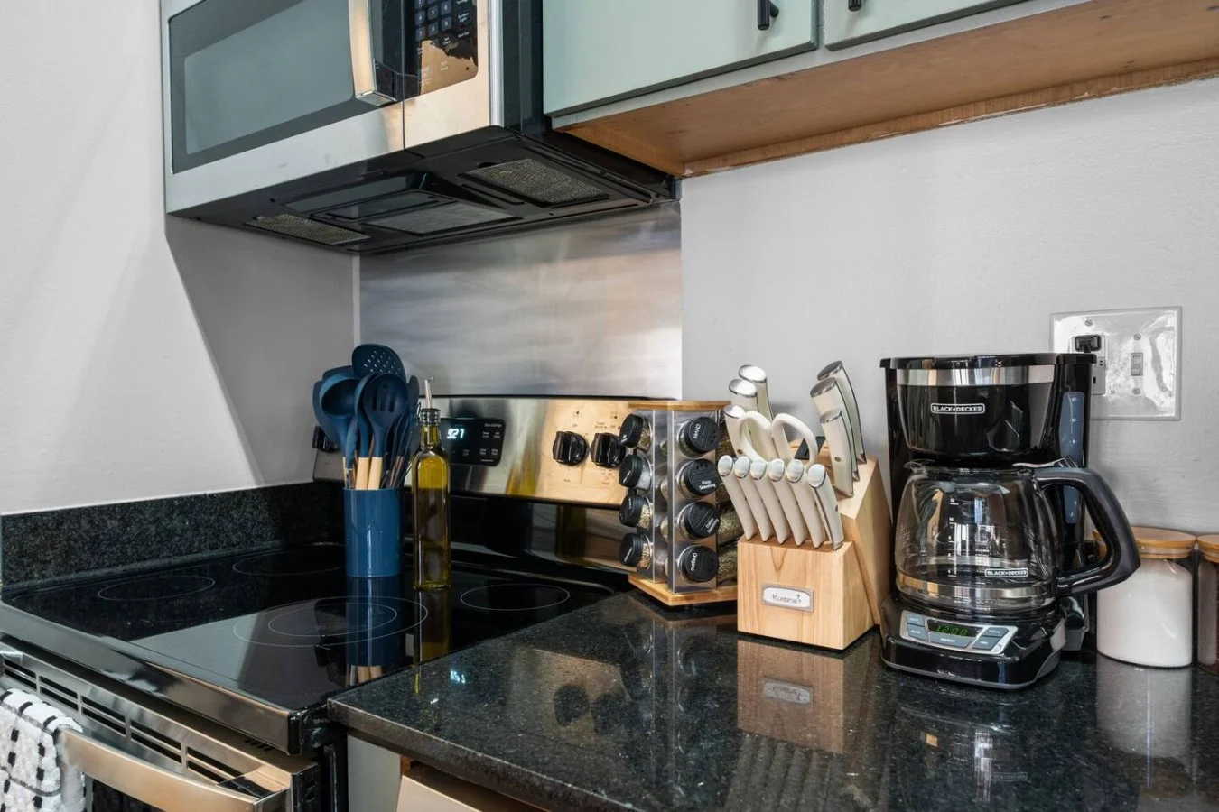 Full kitchen provision and modern appliances for all your needs