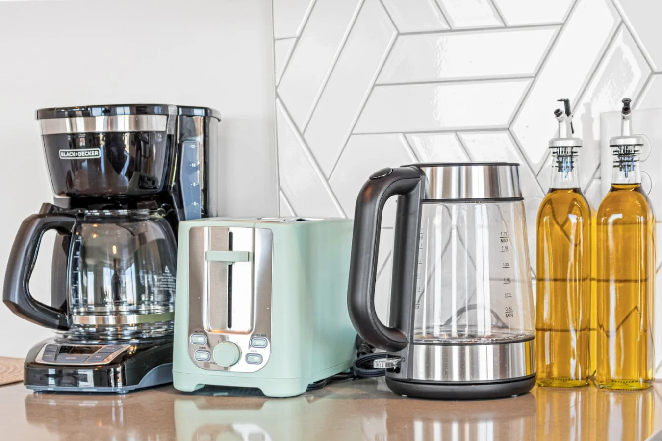 You’ll love the convenience of this fully equipped kitchen, where you can brew coffee, cook meals, or prepare snacks. The cozy layout and warm ambiance make cooking here a delightful part of your stay.