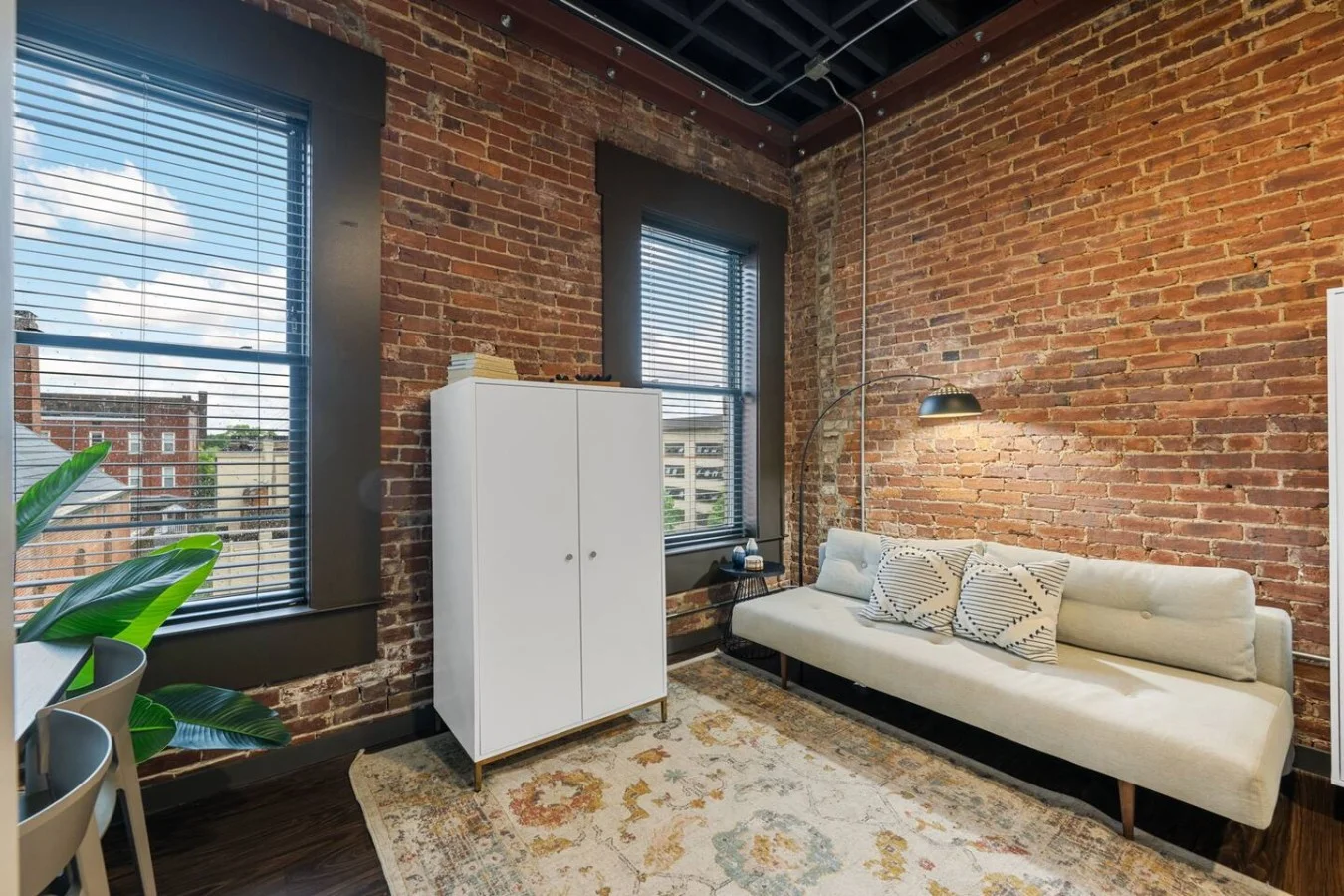 1BR Heart of D/T, near Aquarium, Whisky Distillery