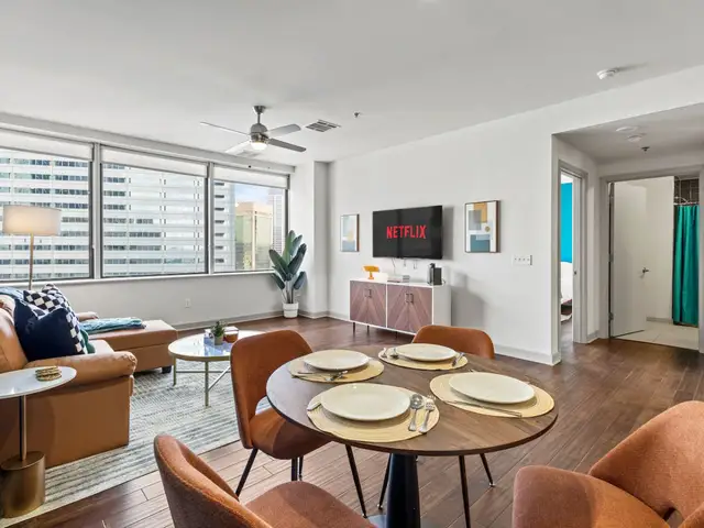 Downtown 1BR KING bed | FREE Parking | Pool | Gym