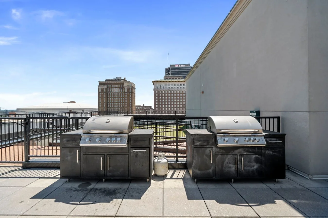 Fire up the grill whilst enjoying the St Louis skyline view