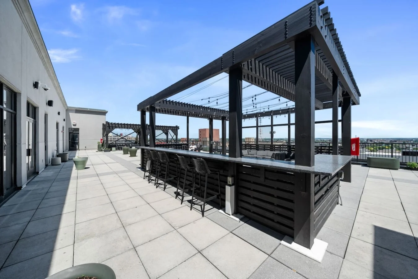 Why battle the crowds when you can enjoy your favourite drink at the rooftop bar area and enjoy the views of the St. Louis skyline