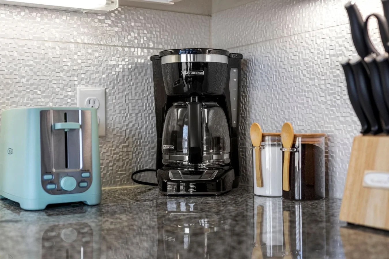 You’ll love the convenience of this fully equipped kitchen, where you can brew coffee, cook meals, or prepare snacks. The cozy layout and warm ambiance make cooking here a delightful part of your stay.