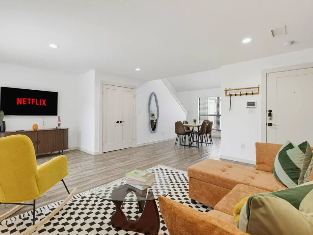 Sleeps 5 ~ Near American Airlines Center + the Medical District + Downtown/Uptown