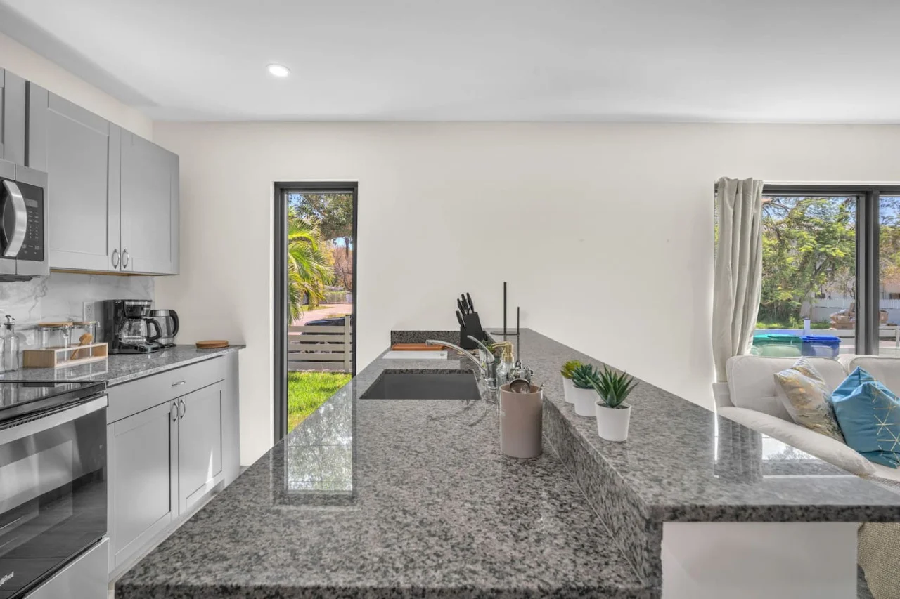 Side view of the kitchen.