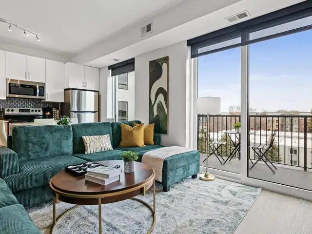 Luxury Uptown 2Bed Condo with Patio |Gym |Office