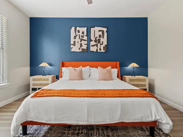 Oak Lawn Apt | Kitchen | King Bd + Free Parking