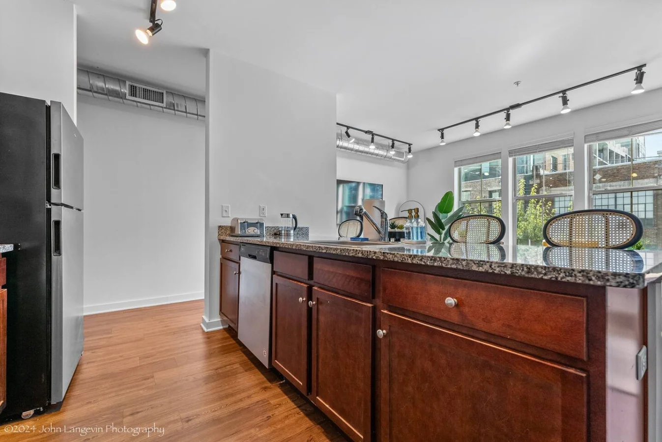 The kitchen’s open layout allows you to move freely as you prepare meals, with everything you need at your fingertips.