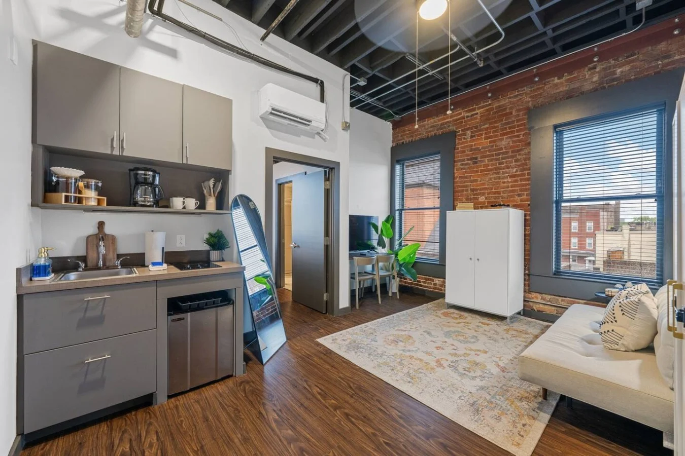 The living room invite you to relax and unwind, with a layout designed to maximize comfort and tranquility.