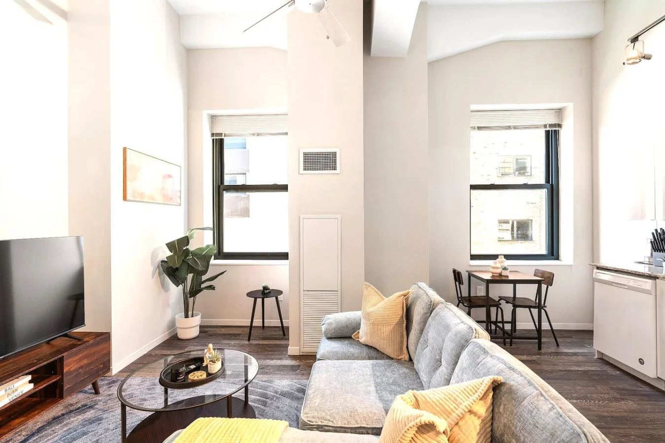 The living room invite you to relax and unwind, with a layout designed to maximize comfort and tranquility.