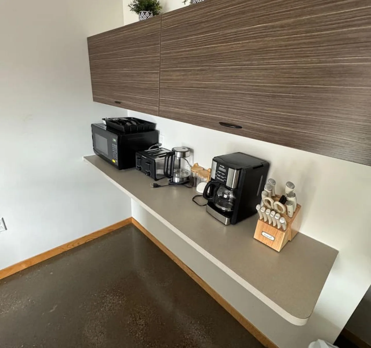 The kitchen’s open layout allows you to move freely as you prepare meals, with everything you need at your fingertips.