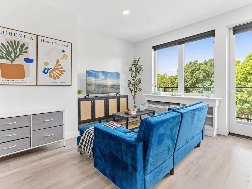 Urban 1BD Escape mins to DT w Gym, Wifi & Balcony