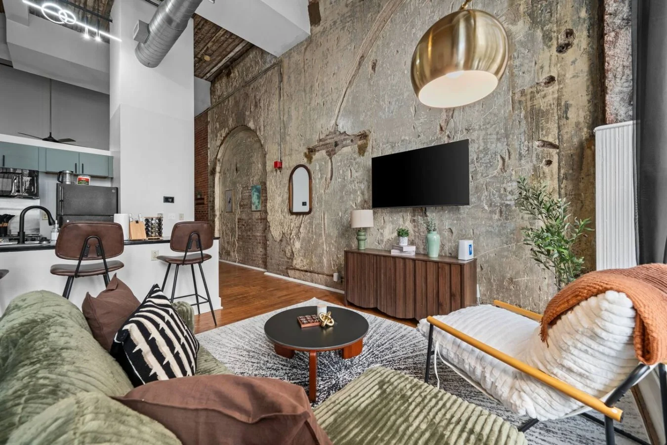 Chic loft w/ gym & rooftop firepit near downtown