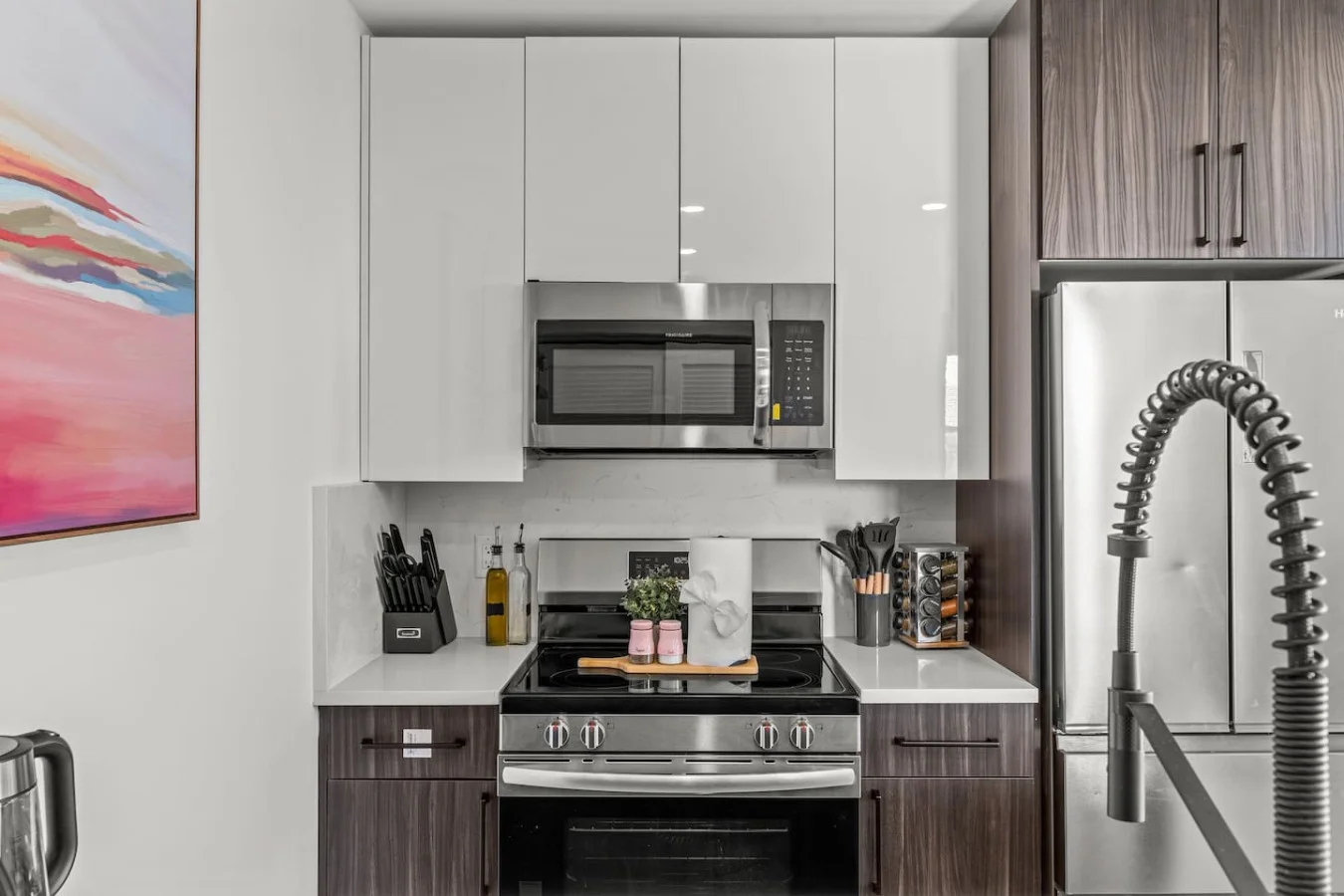 You’ll love the convenience of this fully equipped kitchen, where you can brew coffee, cook meals, or prepare snacks. The cozy layout and warm ambiance make cooking here a delightful part of your stay.