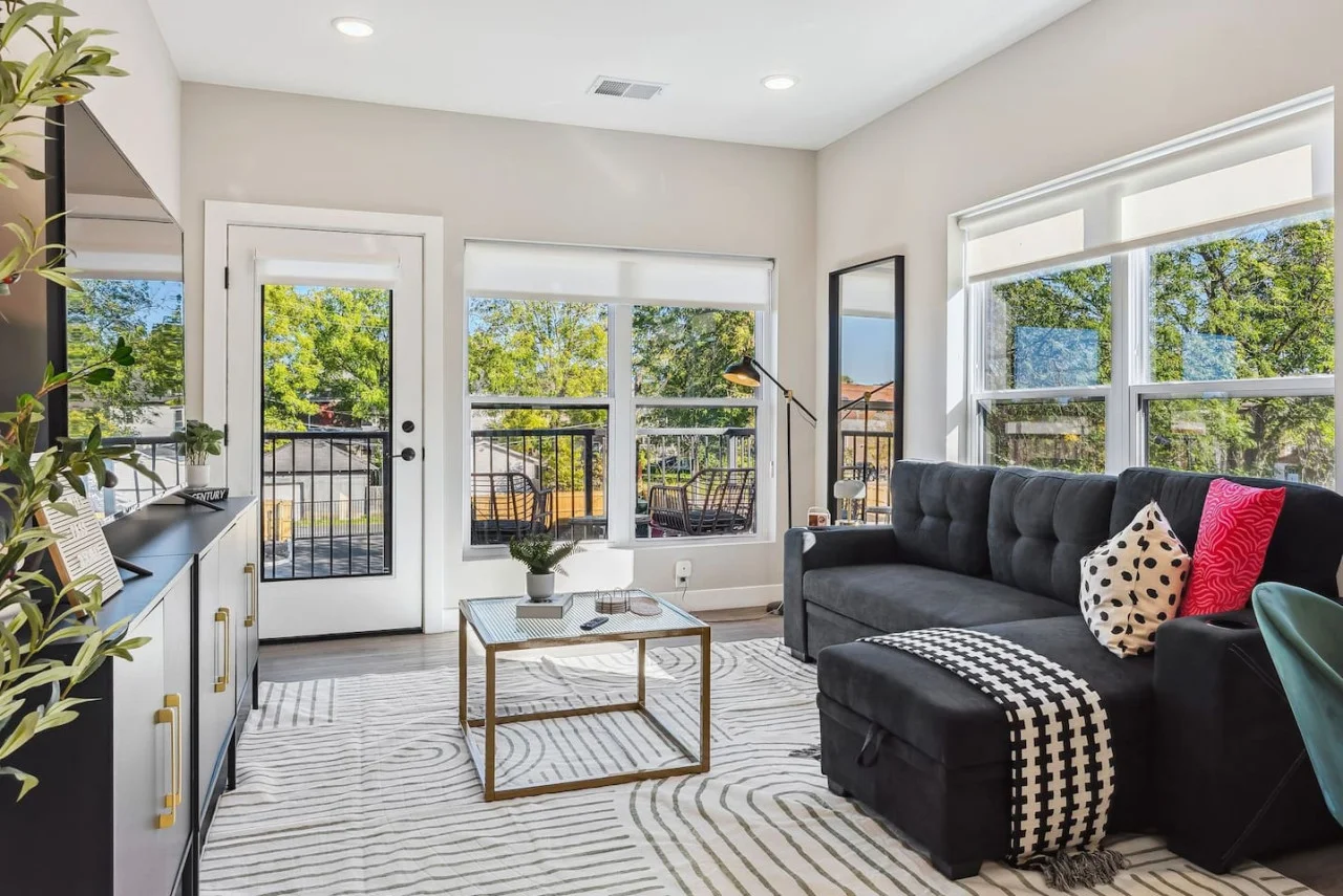 You feel a sense of peace as you step into the living room , with its inviting decor and soothing tones.