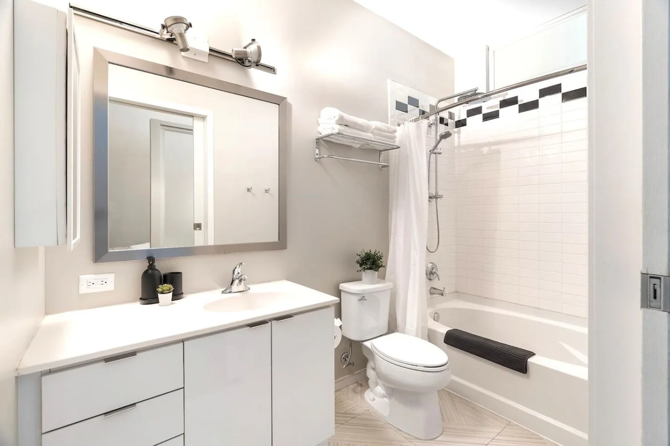 Step into this sparkling clean bathroom, offering you a refreshing retreat. Enjoy a hot shower surrounded by serene forest vibes, and wrap yourself in soft towels after a long day of exploring or relaxing.