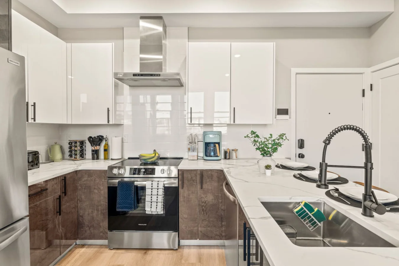 The kitchen’s open layout allows you to move freely as you prepare meals, with everything you need at your fingertips.