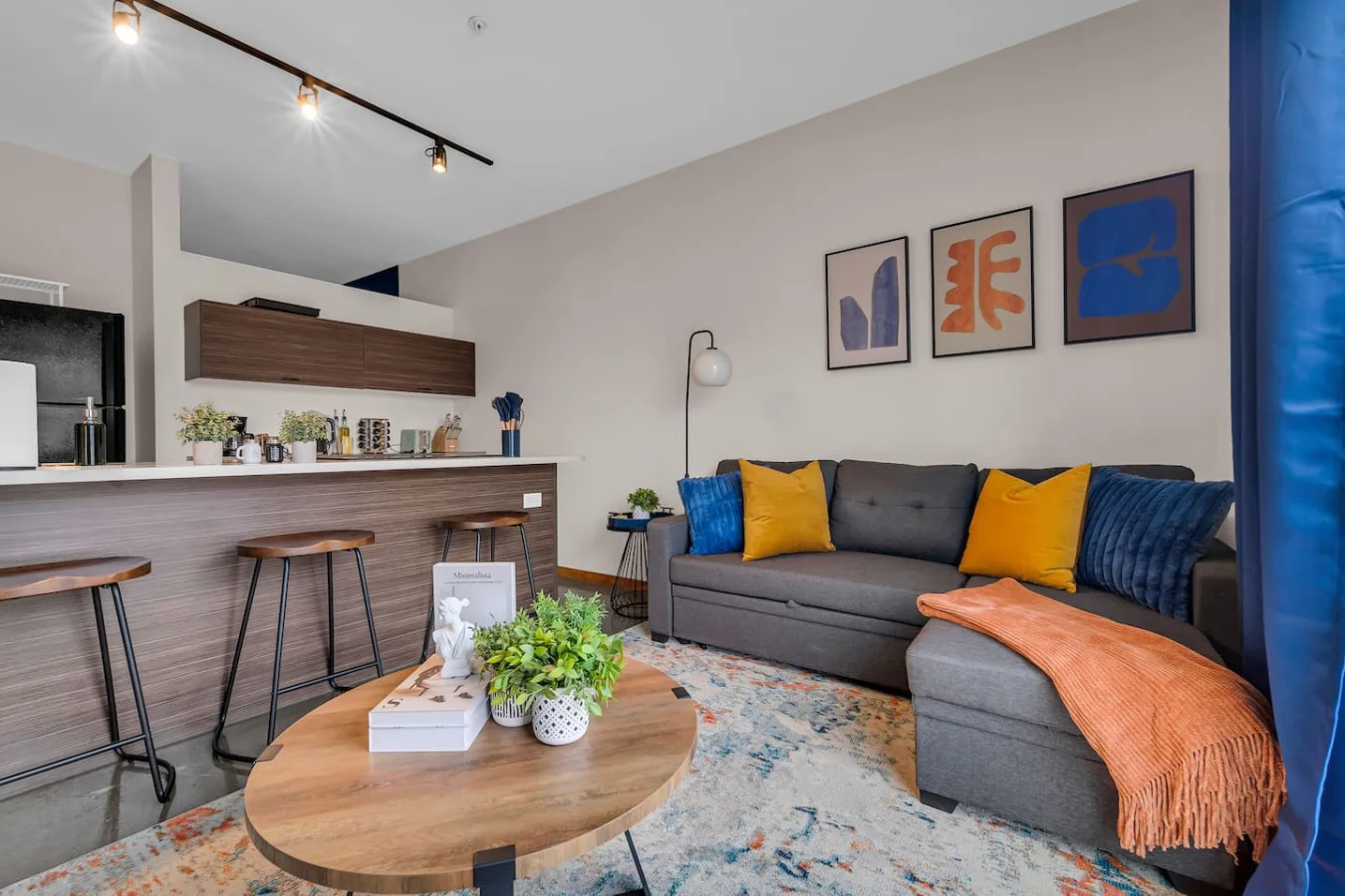 The living room invite you to relax and unwind, with a layout designed to maximize comfort and tranquility.