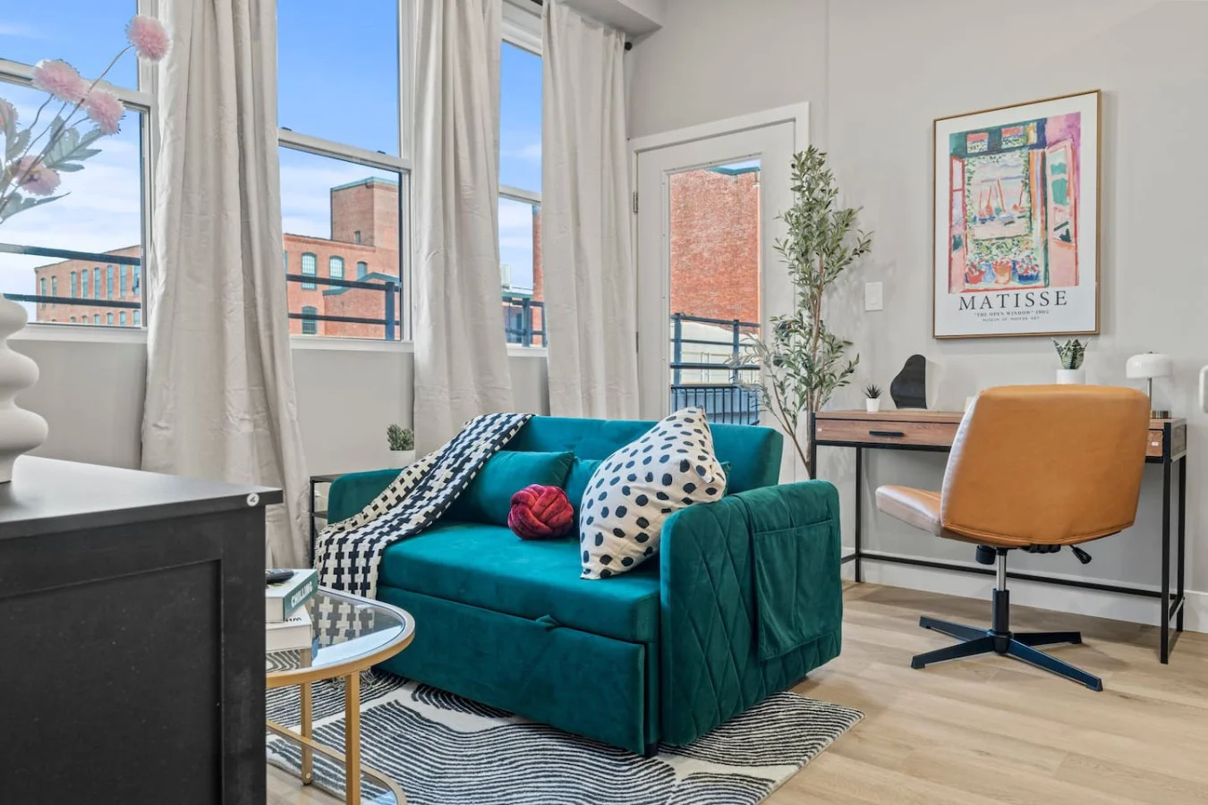 The living room invite you to relax and unwind, with a layout designed to maximize comfort and tranquility.