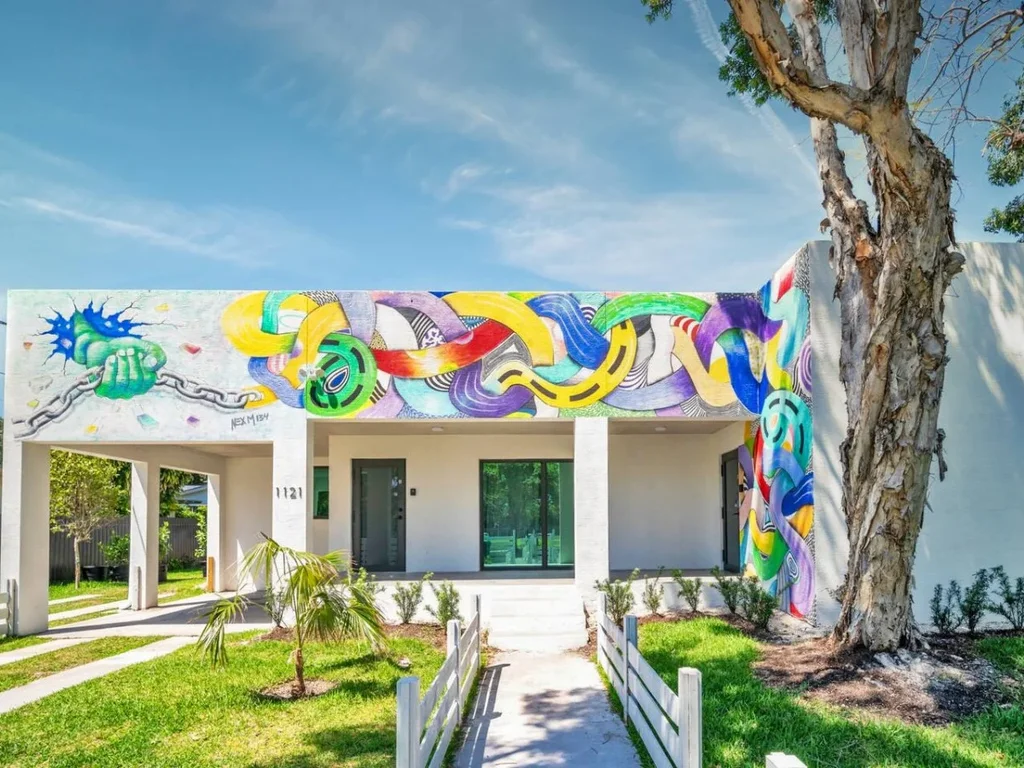 6BR|4BA| Art House W Gated Yard|5 min to Wyn Walls
